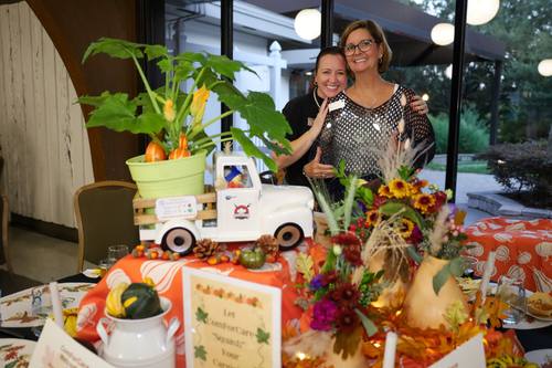 Guests embrace beside a beautifully decorated fall centerpiece